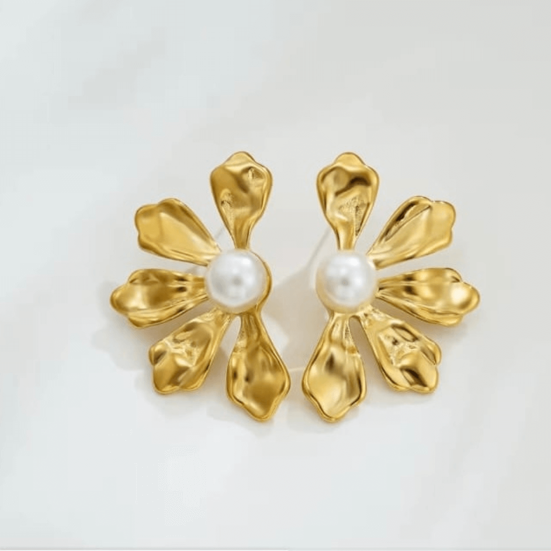 Peatal Pearl Earring