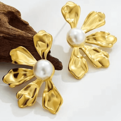 Peatal Pearl Earring