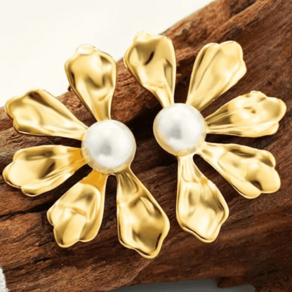 Peatal Pearl Earring