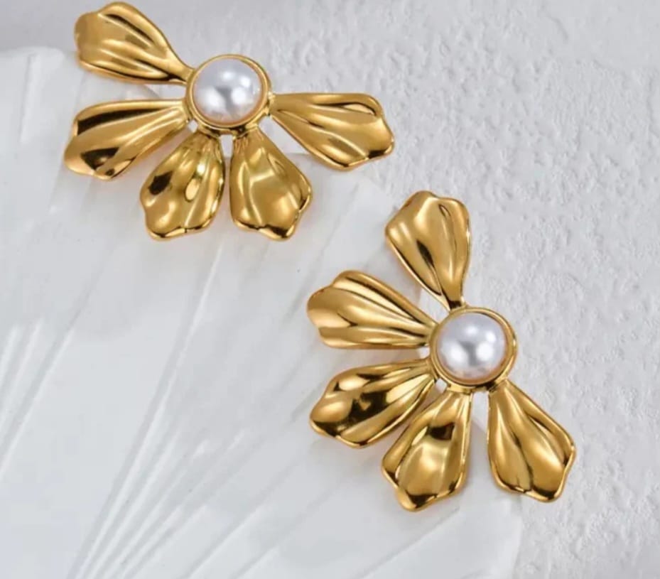 Peatal Pearl Earring