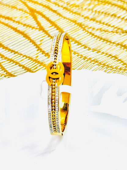 Luxe Handcuff
