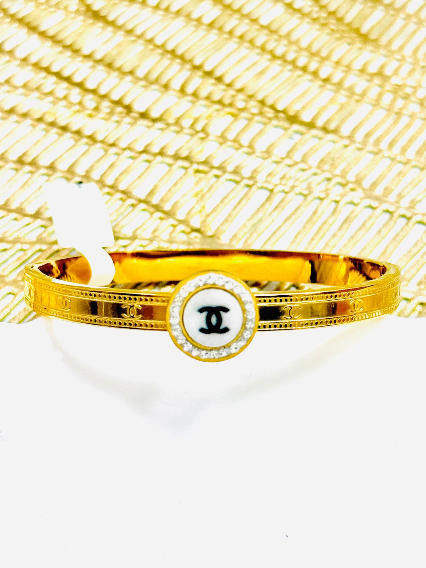 Shahi Handcuff