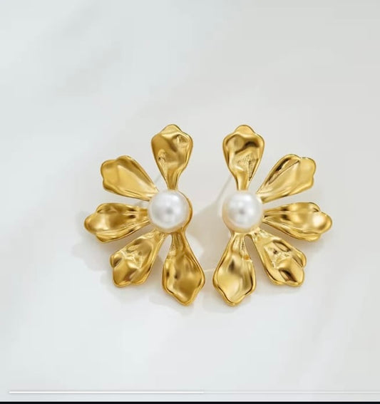 Peatal Pearl Earring