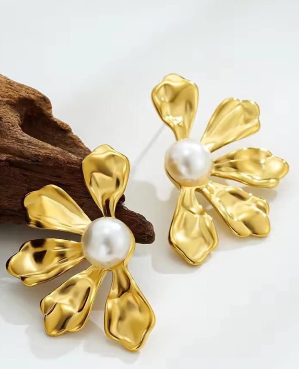 Peatal Pearl Earring