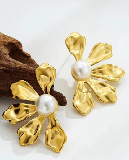 Peatal Pearl Earring