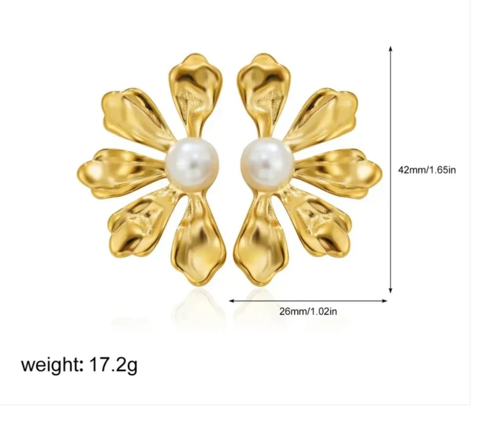 Peatal Pearl Earring