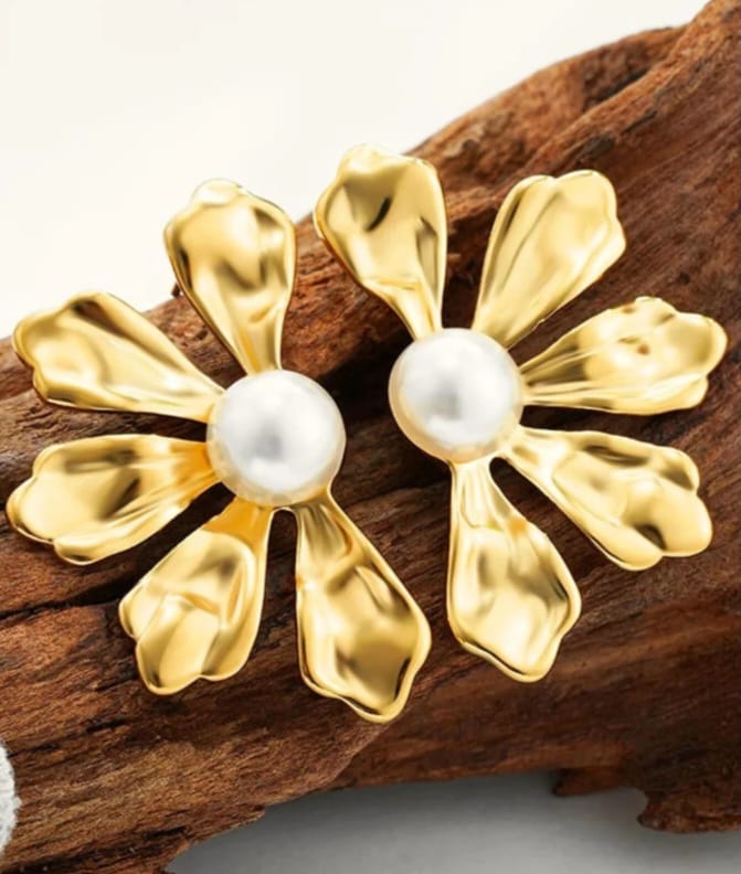 Peatal Pearl Earring