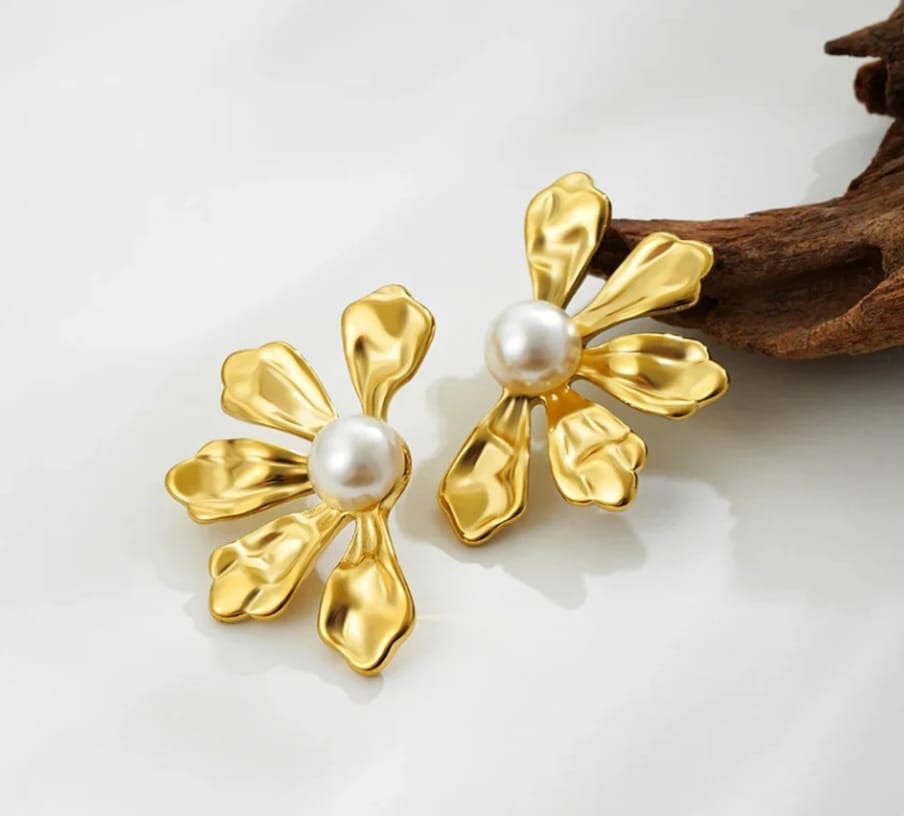 Peatal Pearl Earring